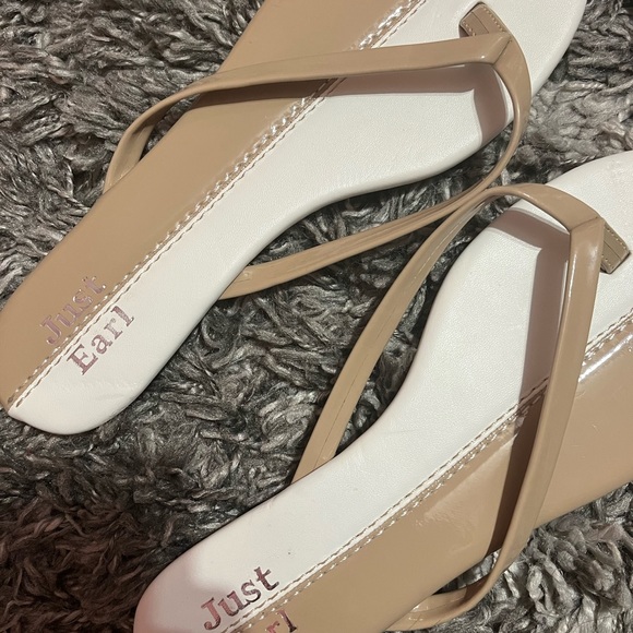 Tan and white cute sandals - Picture 2 of 4